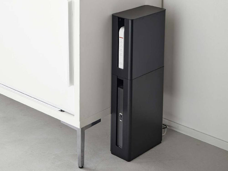 黒のルーター収納ケースが棚に重ねられている