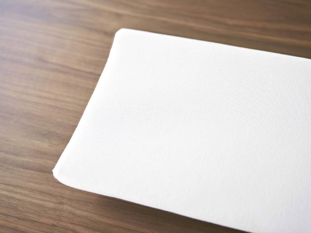 リネンと共に展示された平型アイロン台