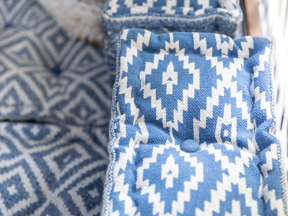 青色パターンクッションが置かれたブロックマルチ ソファ