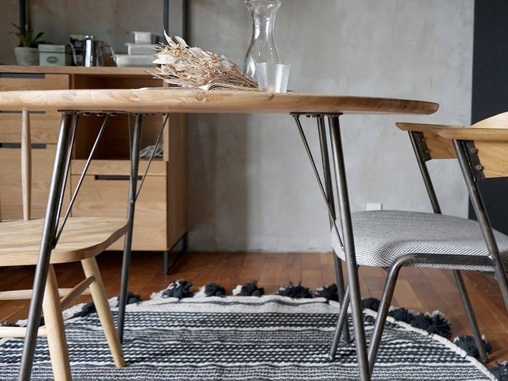 アデペシュのオーク突板ラウンドダイニングテーブル