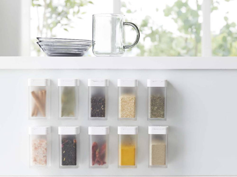 タワーのマグネットスパイスボトルが棚に置かれた画像