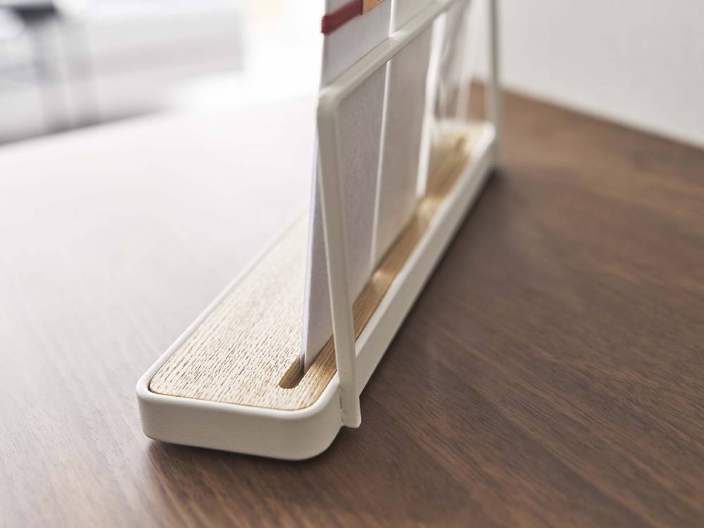 towerブランドのスチールと木製神札スタンド