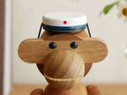 カイ ボイスンの木製スチューデントキャップをかぶったサルのフィギュア