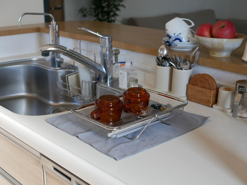 バーディサプライのキッチンタオルがキッチンのシンク周りに整然と配置されている様子