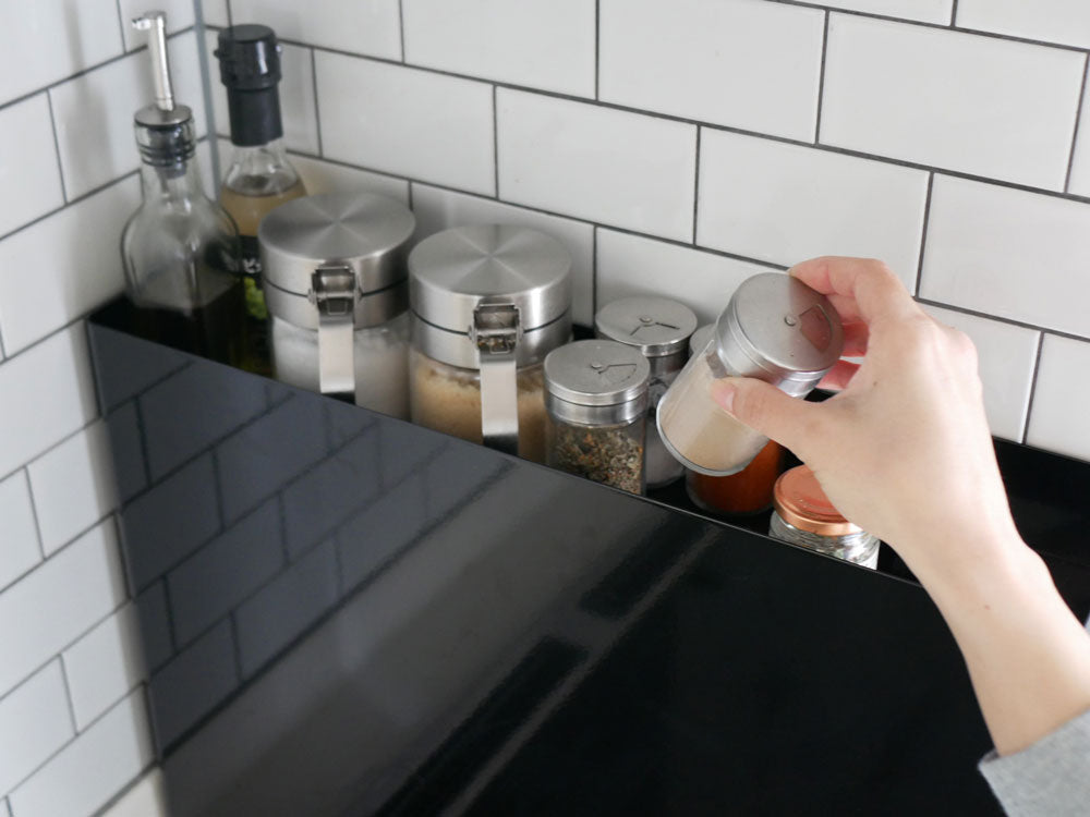 towerの隠せる調味料ラックがキッチンに設置されている