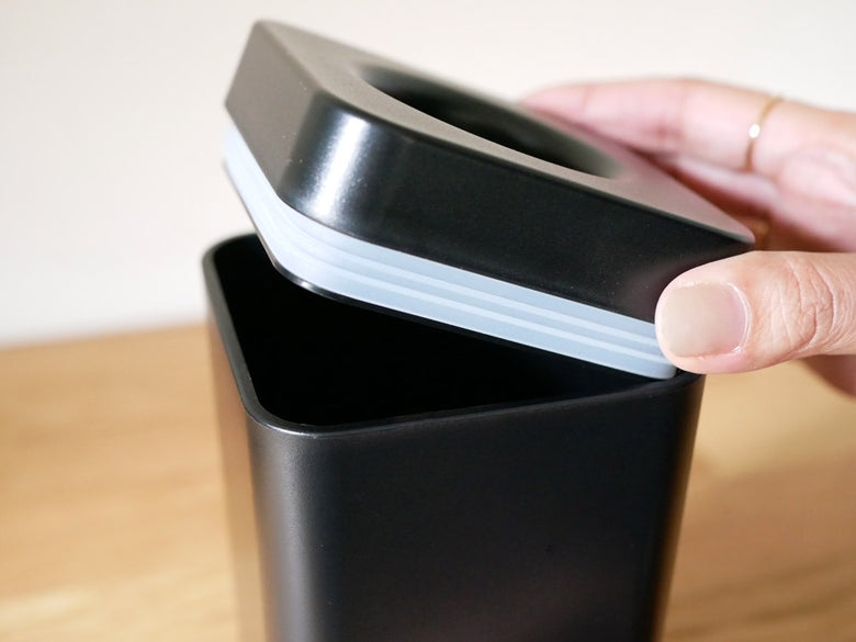 サラサデザインのシリコン蓋付きウェットティッシュスタンド。高さ19cm、幅9cm、奥行9cmでABSとシリコン製。