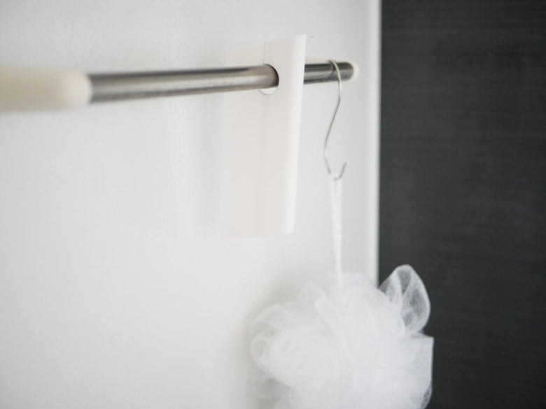 銀色のティディスキージーがハンガーに掛かっている