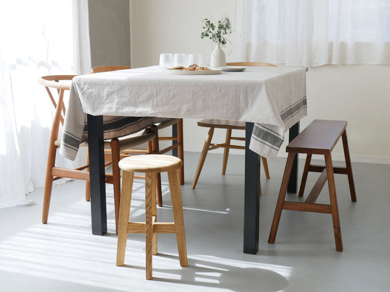 松野屋製の手作りタモ材丸椅子、ナチュラルオイル仕上げで温かみのあるデザイン