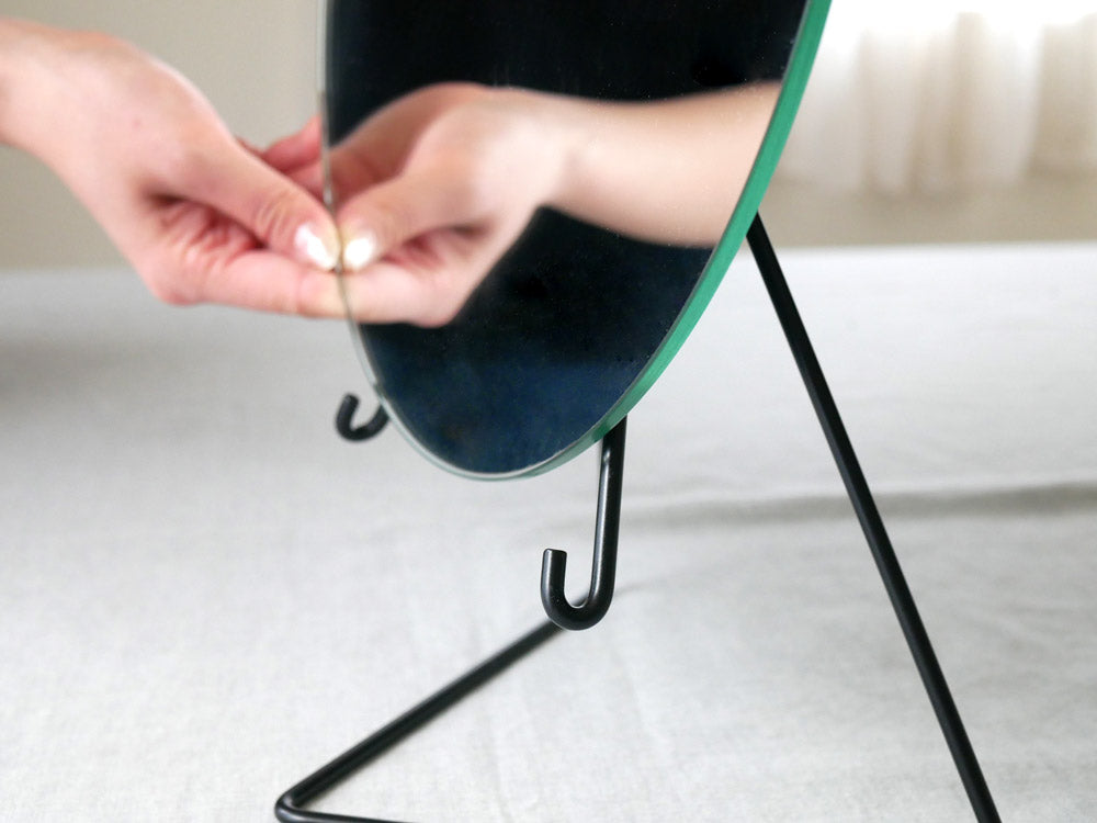 MOEBEのスタンディングミラー、ゴールド仕上げ