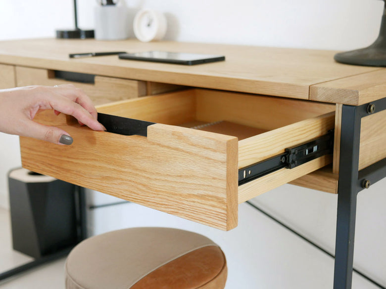 a.depeche splemデスク、無垢オークと黒スチールの組み合わせ