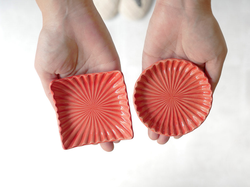 俊峰陶苑の花あかり角箸置き、手作りの自然な風合いを持つ陶器製で花模様が施され、サイズは35mm×H8mm