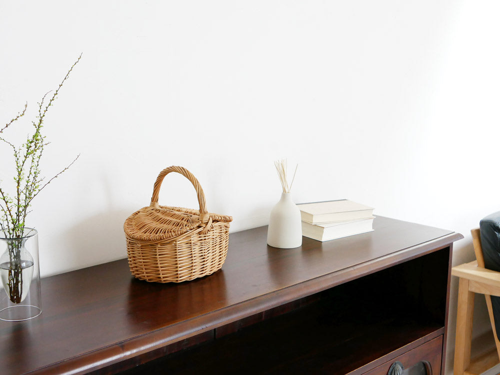 POSH LIVINGブランドの柳製ダブルフラップ付きウィッカーバスケット。自然な編み目と蓋が特徴で、室内での収納に最適です。