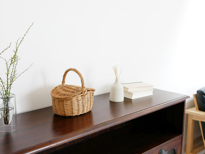POSH LIVINGブランドの柳製ダブルフラップ付きウィッカーバスケット。自然な編み目と蓋が特徴で、室内での収納に最適です。