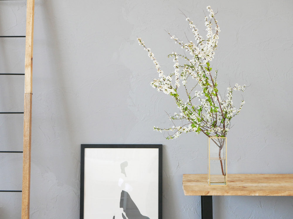 POSH LIVINGの真鍮フレームとガラスで作られたシンプルでモダンなデザインのフラワーベース