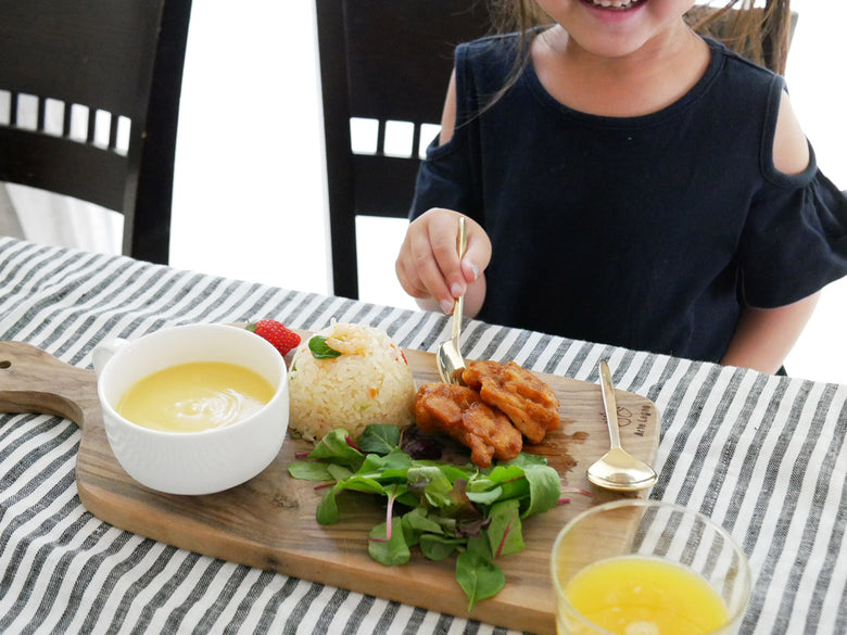 ホーンプリーズのBRASSスムースカトラリーセット。真鍮製のデザートスプーン、デザートフォーク、ディナースプーン、ディナーフォークが並んでいる写真。