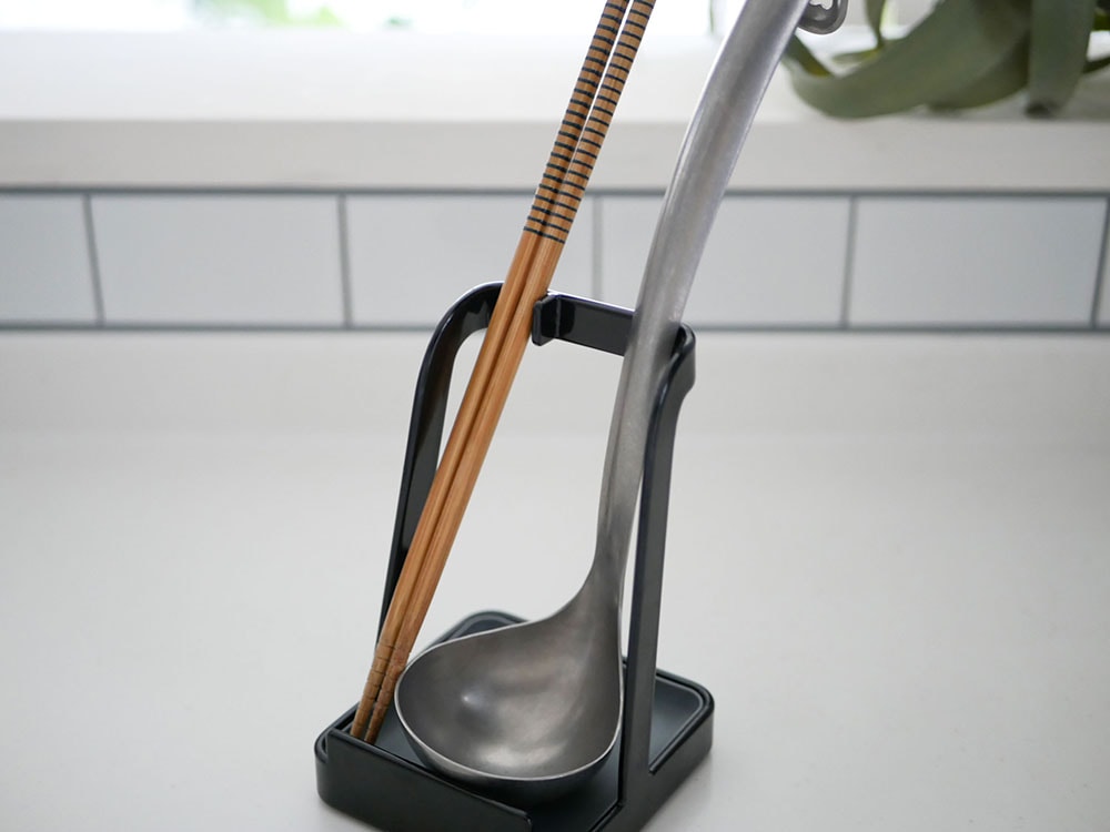 YAMAZAKIのタワー／トスカお玉＆鍋ふたスタンド。スチールと天然木を使用したキッチン用収納スタンド。ホワイトとブラックのタワーモデルとトスカモデルが並んでいる。