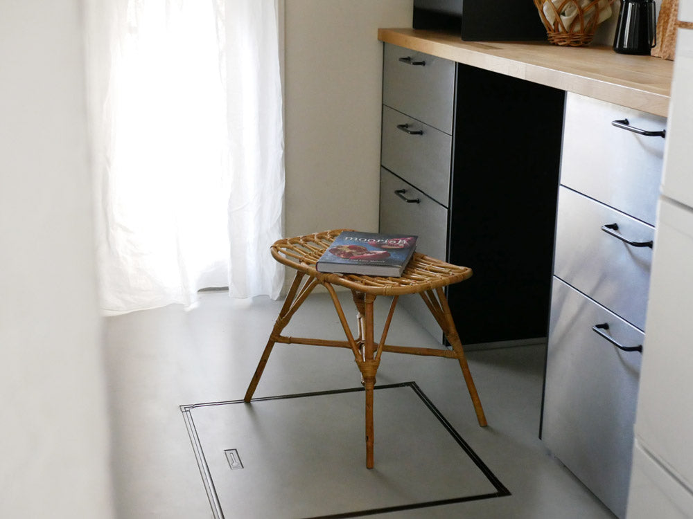 天然ラタンと革を使用したレクトスツール