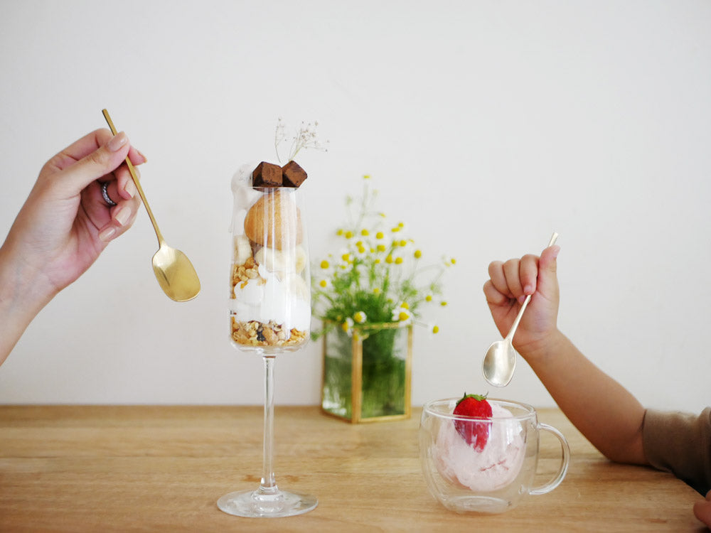 ホーンプリーズブランドの真鍮製ミールスプーン、光沢のあるBRASS素材で作られたLサイズとSサイズのセット