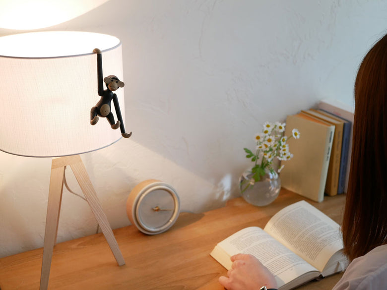 KAY BOJESEN製の木製モンキーオブジェ。ミニブラックは黒色ステインドオーク材、ミニ・Sはチークとリンバ材を使用し、サイズは約10×4×9.5cmから19.5×7.5×18.5cm。