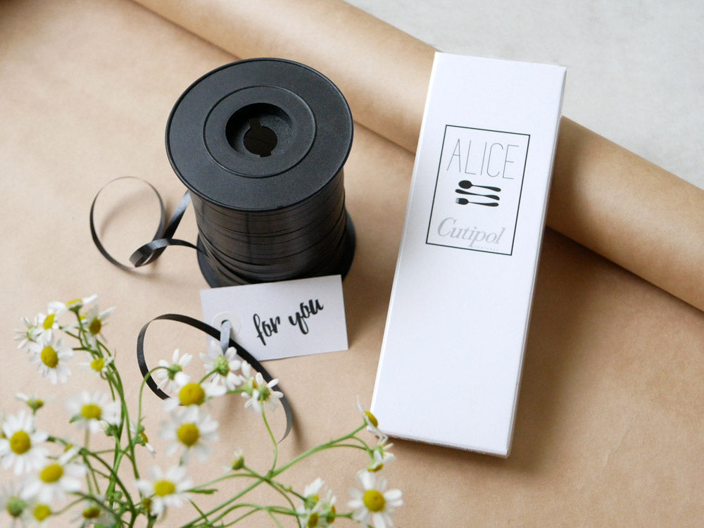 クチポールのAliceセット。つや消しマットなステンレス製のナイフ（17.5cm）、フォーク（16.5cm）、スプーン（16.5cm）が美しく並べられた食器セット。ポルトガル製。