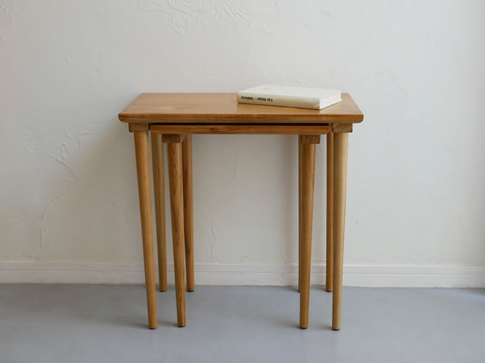 Comore Sun製チークネストテーブル