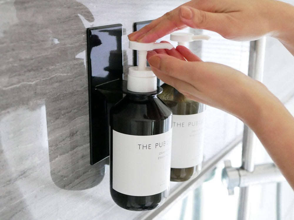 マグネットで壁に取り付けられたバスルームディスペンサー