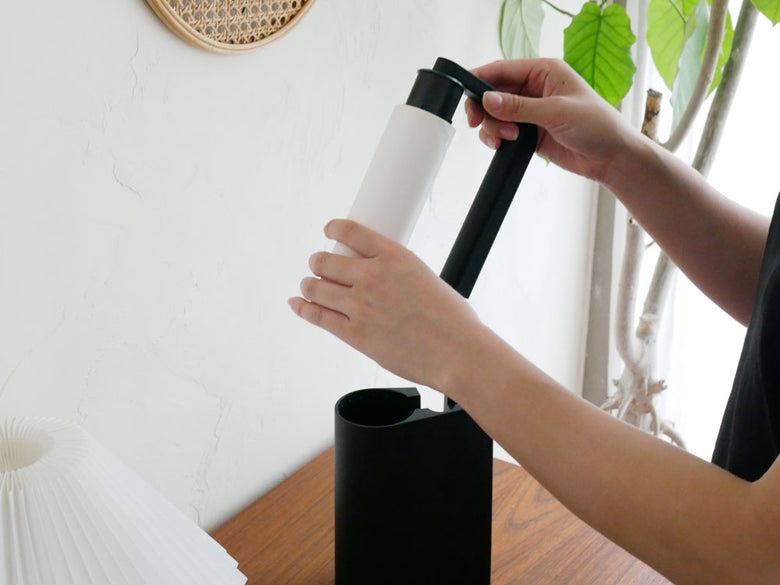 sarasa design製 b2cカーペットクリーナー。コンパクトなABS樹脂とスチール素材で作られ、簡単に替えロールを交換できるデザイン。