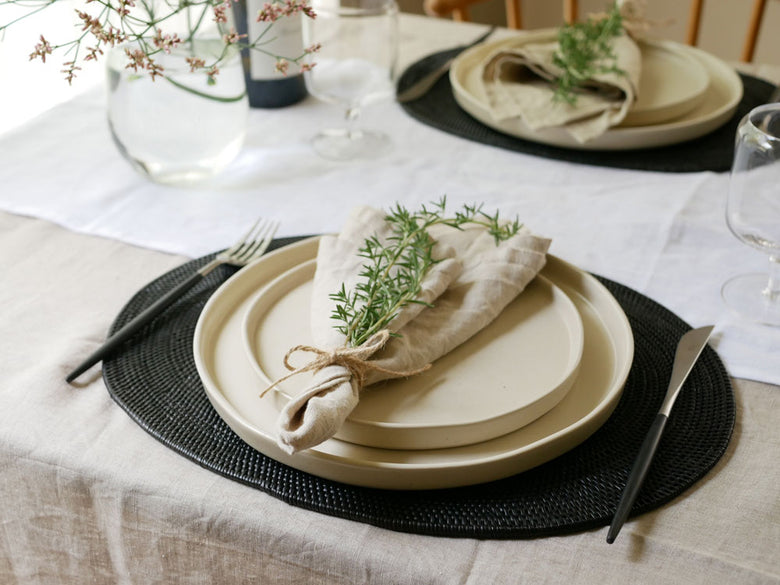 サラサデザインの手作りアタ製プレイスマット、トレイ、バスケット、コースターのセット