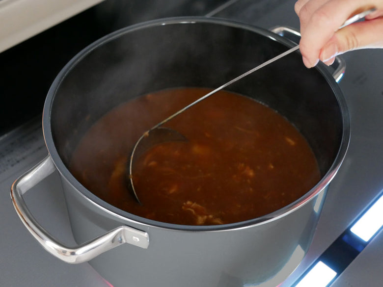 WMFフュージョンテックミネルキャセロール24cm。ホーロー鋼板製の本体にステンレス取っ手とガラス蓋を備えた調理用キャセロール