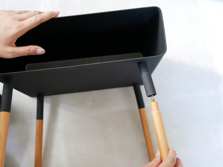 スチール天板と天然木脚のローサイドテーブル