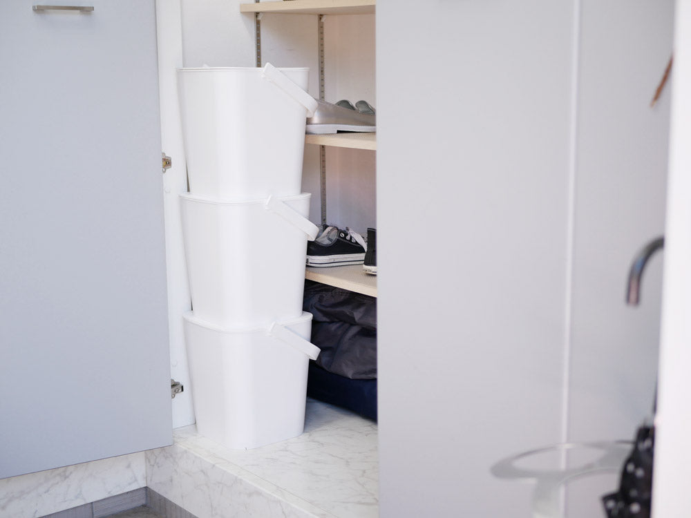 towerブランドのフタ付プラスチックバケツが棚に並ぶ