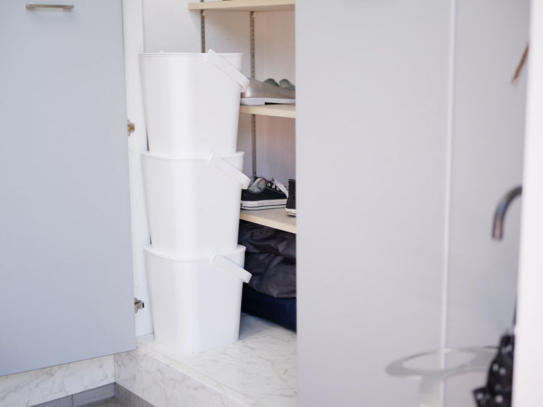 towerブランドのフタ付プラスチックバケツが棚に並ぶ