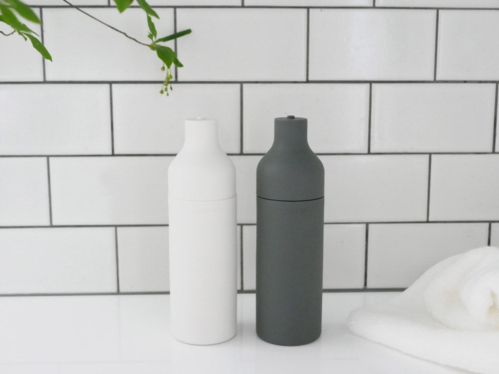 サラサデザインのb2cスクイーズボトル、シリコン製で直径5cm高さ17cm、150ml容量