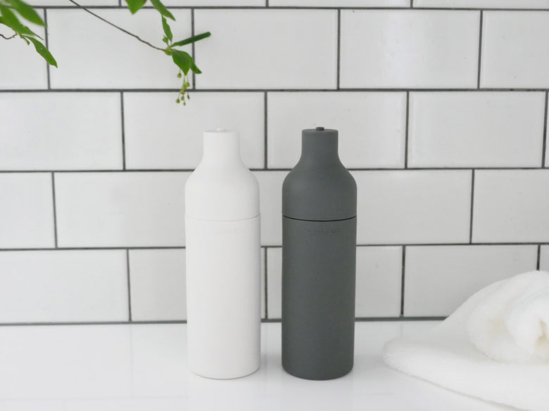 サラサデザインのb2cスクイーズボトル、シリコン製で直径5cm高さ17cm、150ml容量