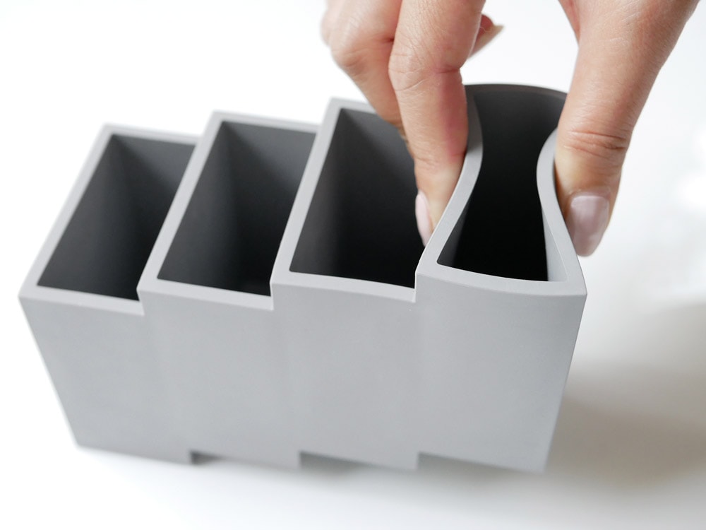 プラスディー「リモココ」シルバーのプラスチック製リモコンケース