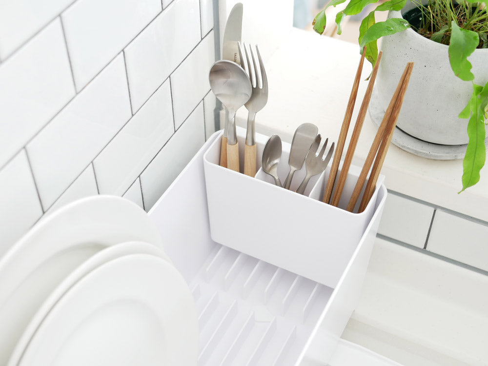 タワーのスリム水切りバスケットがキッチンカウンターに置かれている