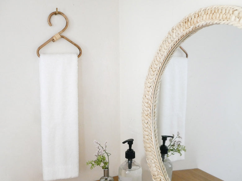 松野屋の天然ラタン製ハンガー。約40×22cmのサイズで、シンプルかつ自然な風合いが特徴です。ネパール産