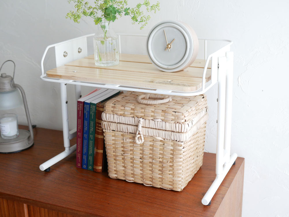 BY CAGEブランドのマルチラック、多段のスチールフレームと木製棚