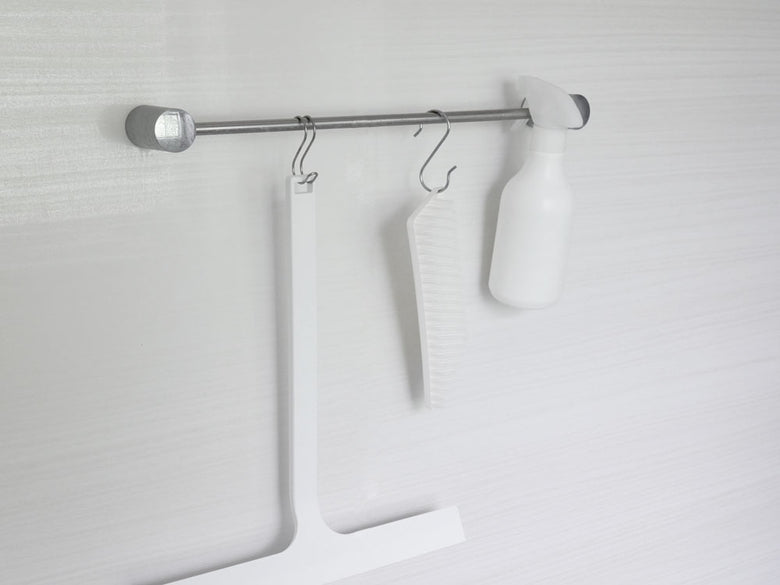 タワーのマグネット水切りワイパーが浴室の壁に取り付けられている