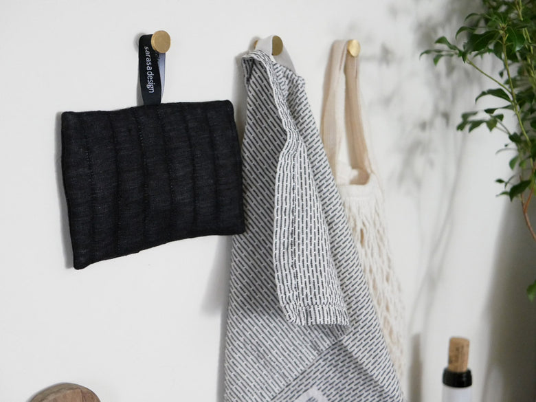 サラサデザインのリネン製キッチングリルミトン。麻100%の自然素材を使用し、銀色のロープハンドルが特徴