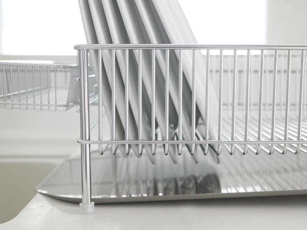 la baseブランドの3点セット水切りかご。18-8ステンレス製の縦置き小タイプのかご、シリコーンゴム足付きポケット、および水切りトレーが含まれたセット