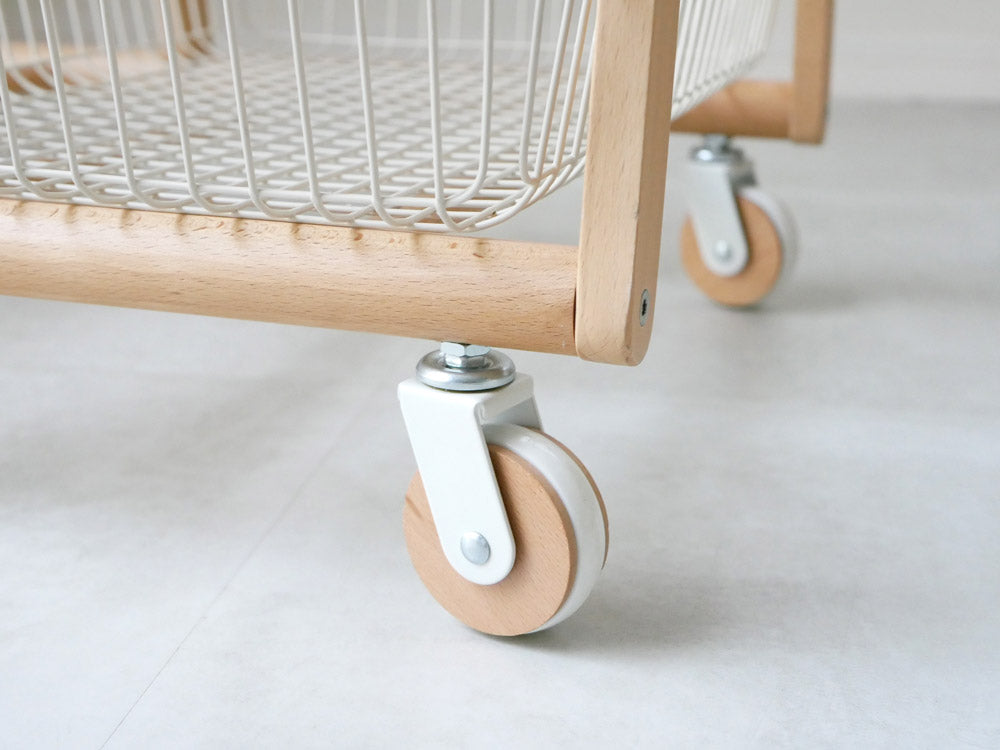 Mashのリヴコートハンガー、天然木フレームとバスケット付き