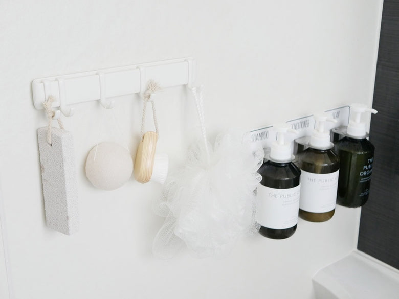 マーナのマグネット5連フックに掛けたタオル