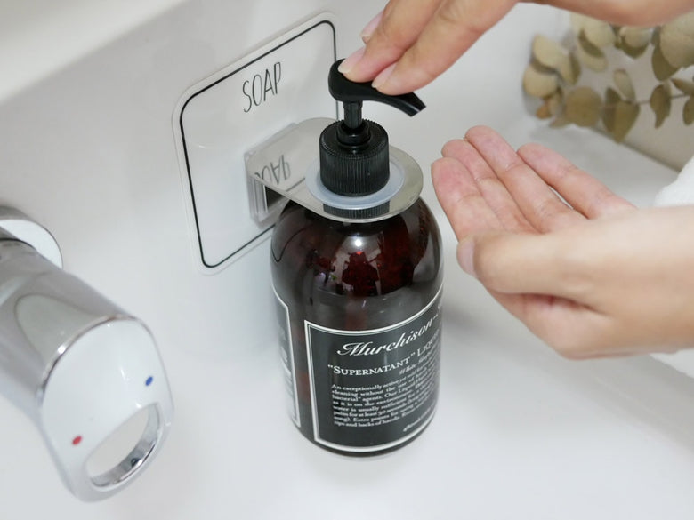 Otelのボトルホルダーがシンクに取り付けられている