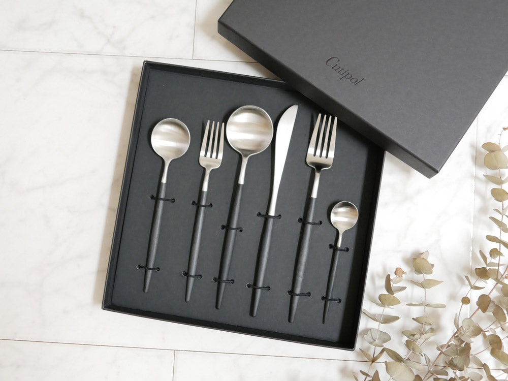 Cutipolのポルトガル製GOAカトラリーセット。ステンレスのマット仕上げと樹脂の持ち手を持つナイフ、フォーク、スプーンが並んでいる