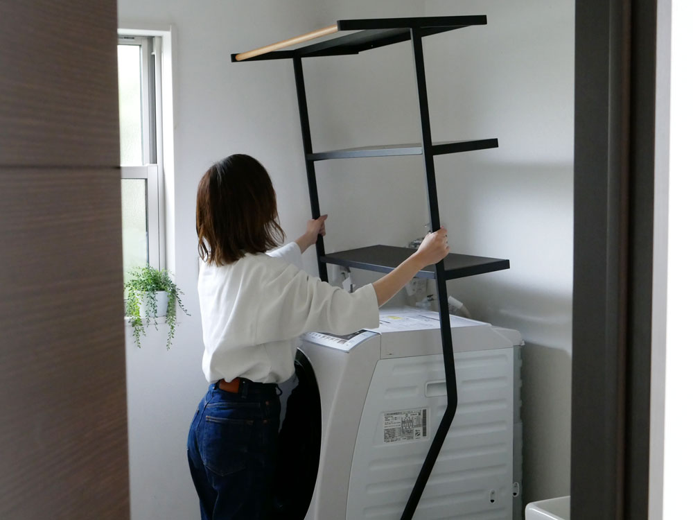 高さ190cmのスチール製タワー型立て掛けランドリーシェルフ、複数の棚と天然木ハンガーバーを備えたシンプルなデザイン