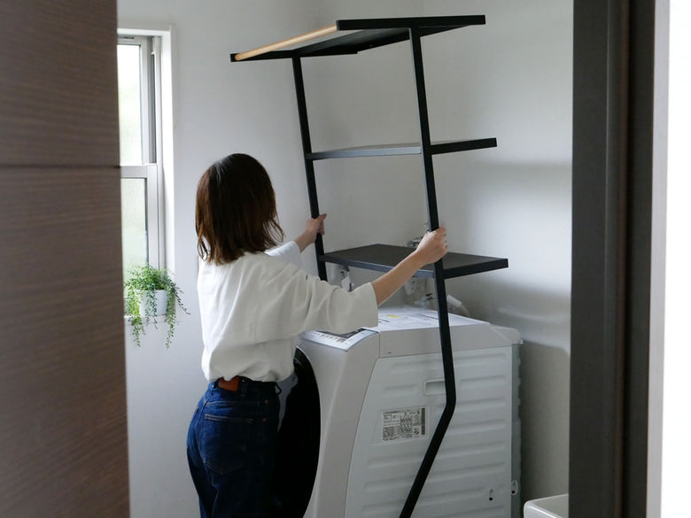 高さ190cmのスチール製タワー型立て掛けランドリーシェルフ、複数の棚と天然木ハンガーバーを備えたシンプルなデザイン