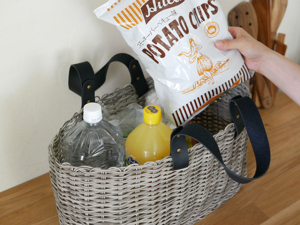 サラサデザインのメルカドバッグに食品やボトルを入れたピクニック用バスケット