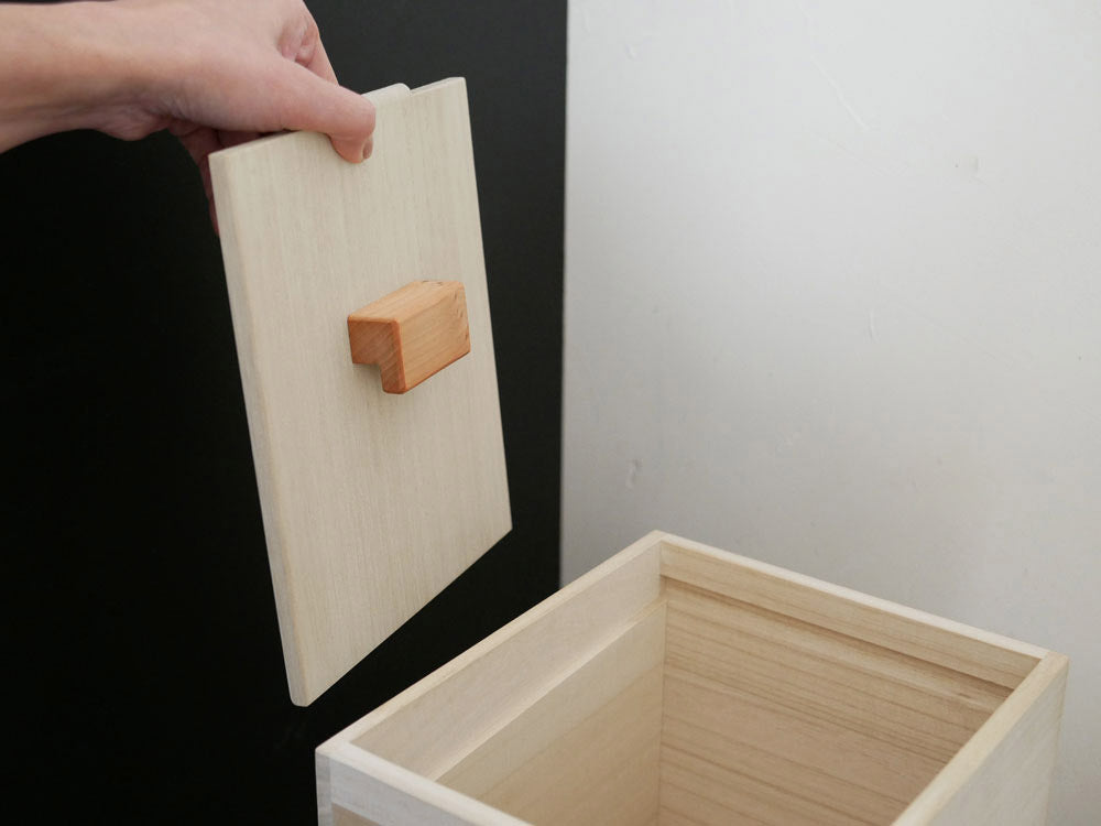 増田桐箱店の桐製キャスター付き米びつ