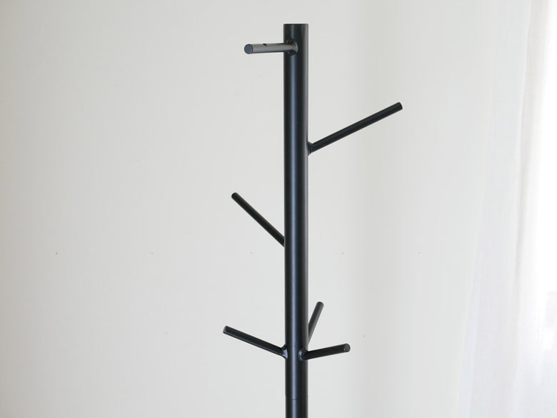 スチールとパイン材のポールハンガー